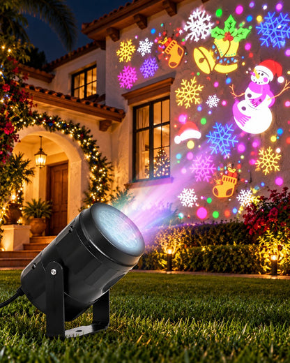 Casa de noche con el proyector navideño