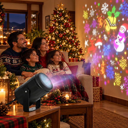 Familia en la sala con el proyector navideño